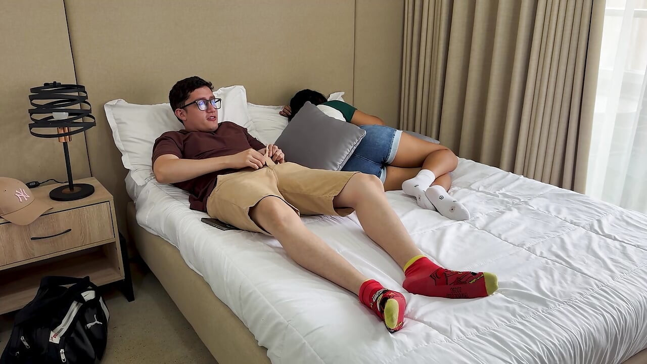 No more rooms in the hotel? I have to share a bed with my stepsister's