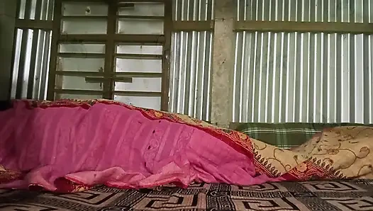 Kakak dan adik tiri berbagi ranjang sama abang tirinya