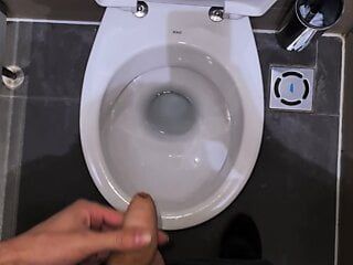 L'uomo fa pipì nei bagni pubblici durante l'orario di lavoro 4k