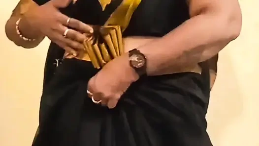 Desi tamilische reife ehefrau Lux schwarzer sari neckt mit dicken möpsen, arsch und behaarte muschi!