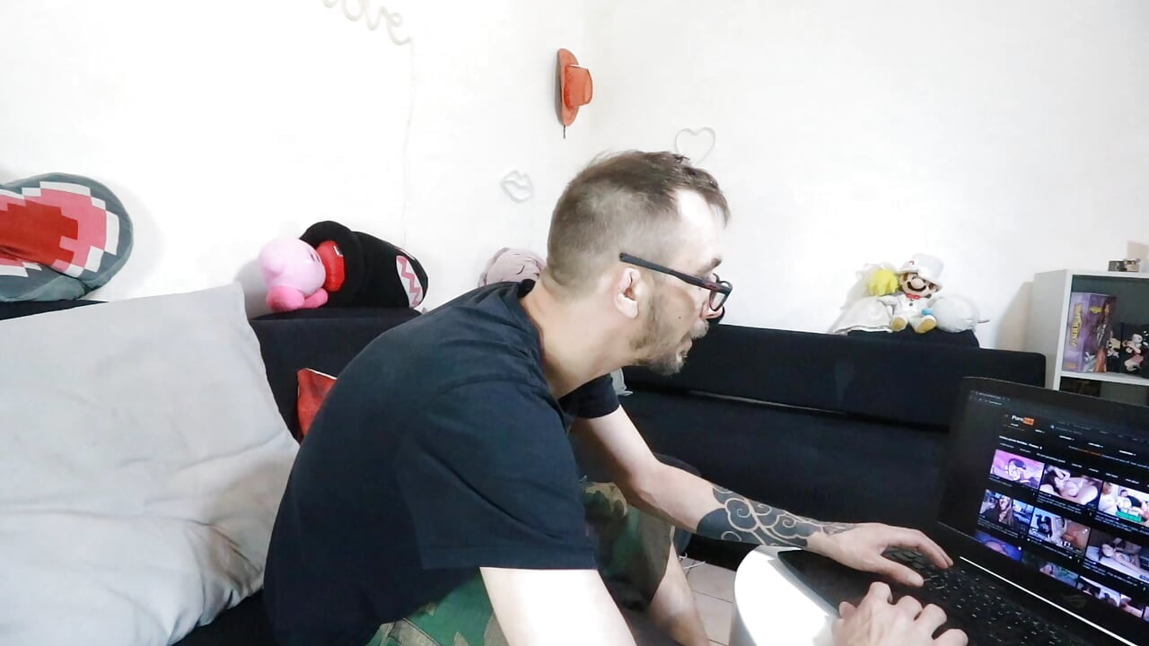 Mein freund findet, dass mein geek-mitbewohner masturbiert und mein freund und ich geben ihm seinen ersten blowjob.