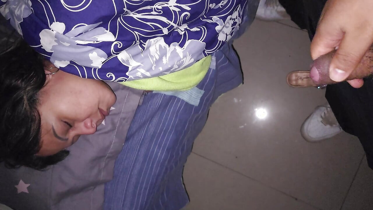 Najdu svou nevlastní matku, jak odpočívá ve svém pokoji