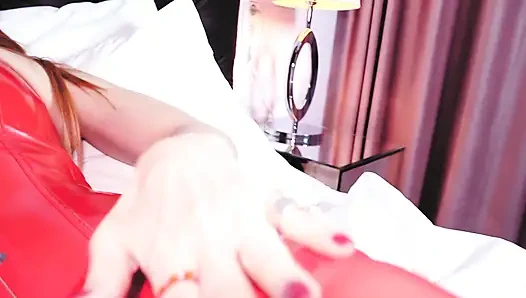 Sahibe eva lateks kırmızı vinil tanrıça kadın egemenliği tek başına bdsm parlak fetiş orta yaşlı seksi kadın dominatrix