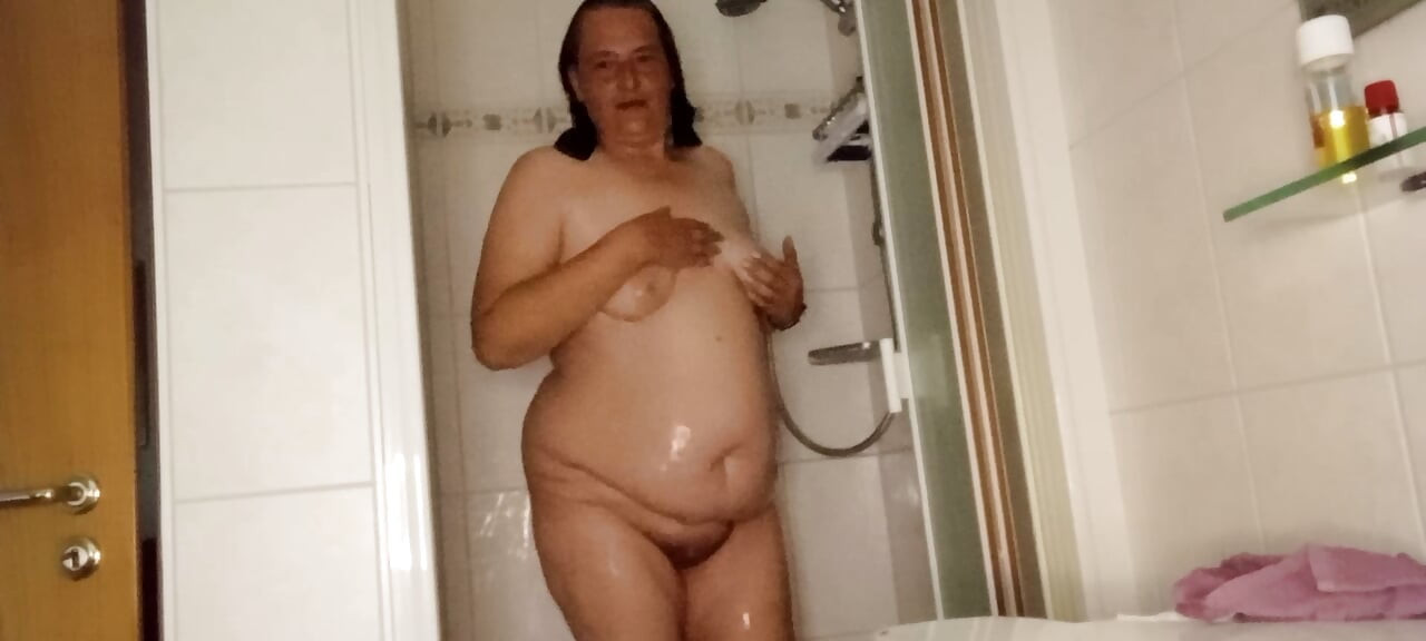 MILF 53 — Дразнит в душе, раздвигает свою большую жопу