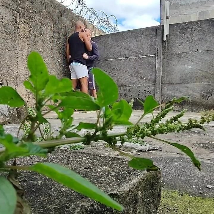 森の中のカメラが二人の異性愛者がセックスしている様子を撮影している