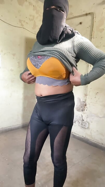 Crossdresser spandex ketat dengan pantat besar dan tetek besar