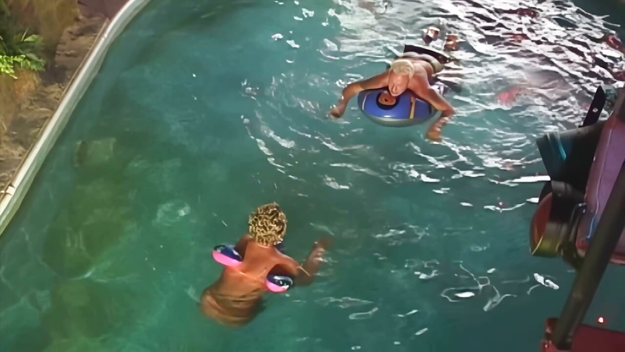 Tatuoitu blondi MILF pissaa & panee höyryävässä suihkussa