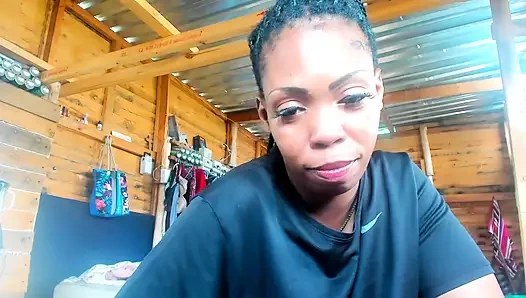 Riesiger schwarzer hintern Twerking in torn leggings, höschen...