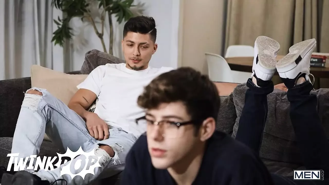 TWINKPOP - Angel Rivera fode a boca de Joey Mills e depois fode ele até ele cobri-lo com sua carga