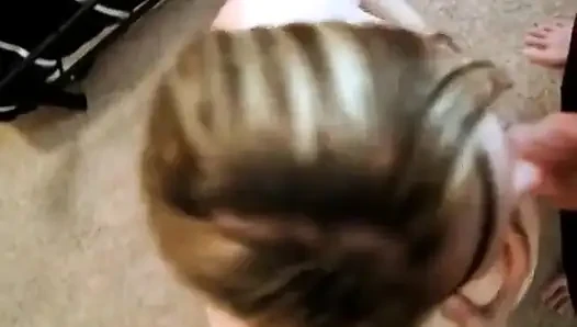 Fawn lutscht schwanz und wird dann hart und schnell geknallt