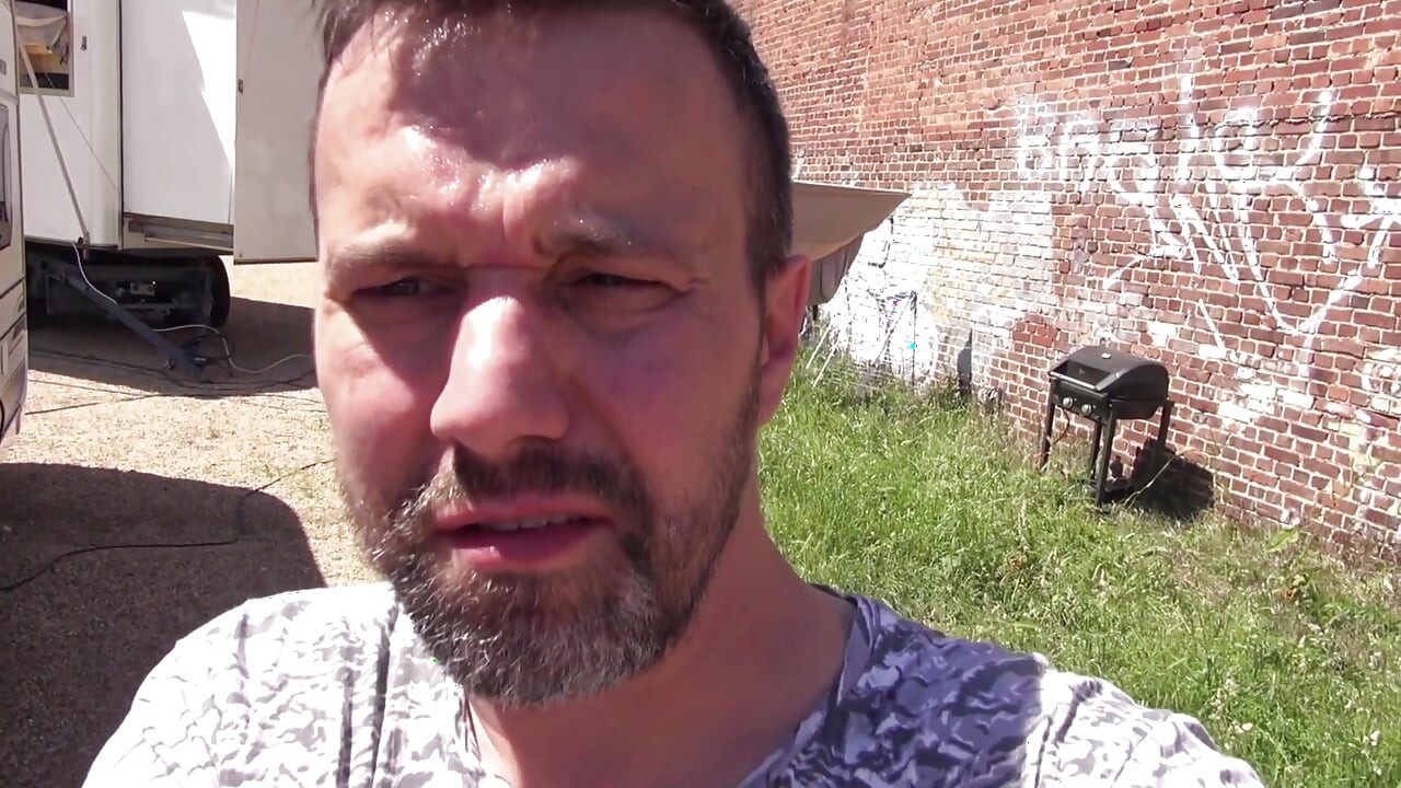 Wytatuowana laska zostaje zerżnięta przez faceta klauna