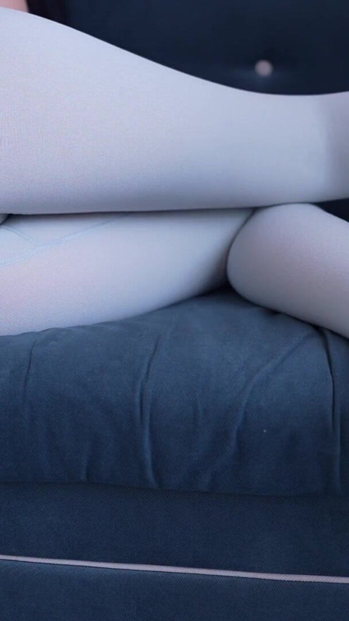 I fart in tight yoga pants while I play! Voyeur! Bare foot | Clip 1
