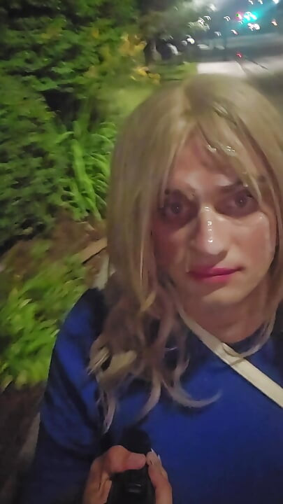 Sissy muss mit einer riesigen ladung sperma im gesicht nach hause gehen, demütigender spermawalk