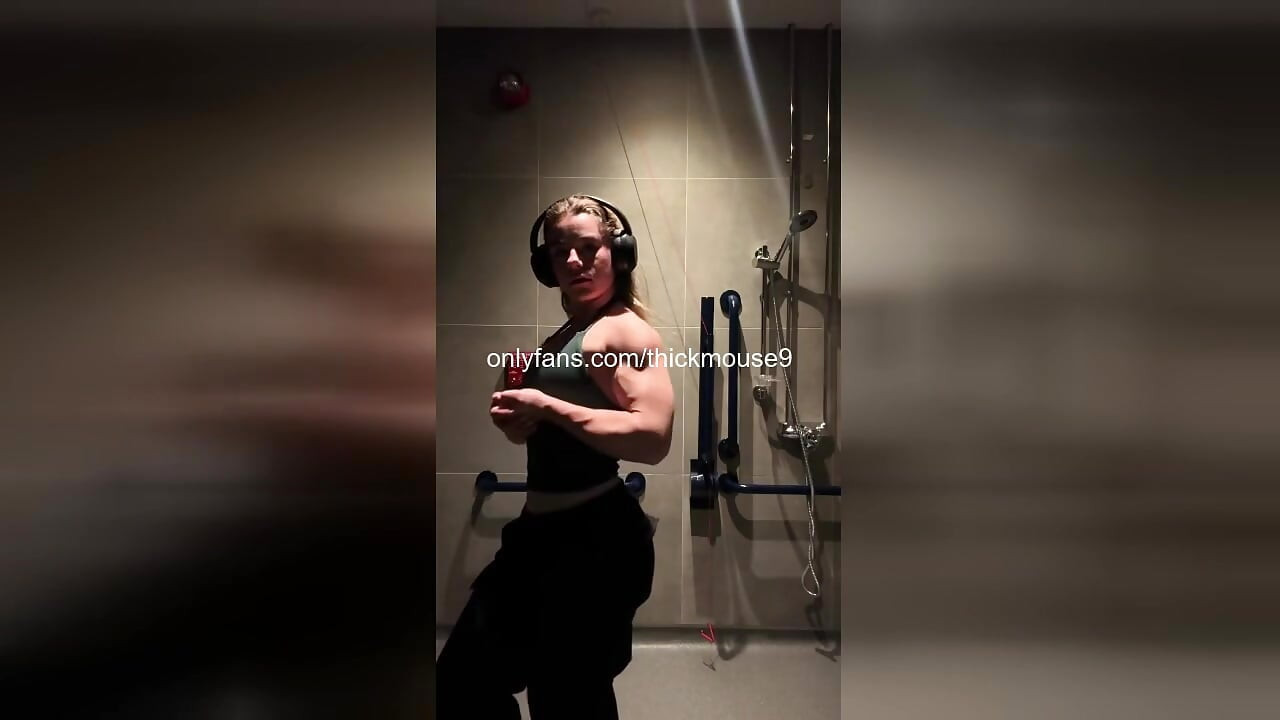 Jedva legalna devojka je jako fingerovana tokom Tiktok livestream!