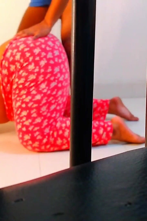 Mama vitregă matură sexy saudită blocată sub scaun, apoi o fut și ajută să scape din pericol
