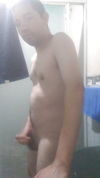 남자가 샤워 전에 즐기는 중