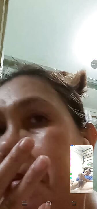 În seara asta facem live făcând prin apel video.ea mă seduce atât de mult