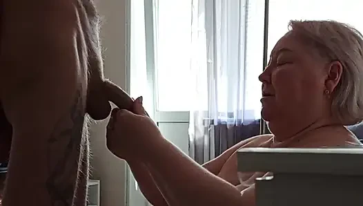 Tetanggaku lagi asik mainin kontolku sampai toketnya dicrot sperma hangat