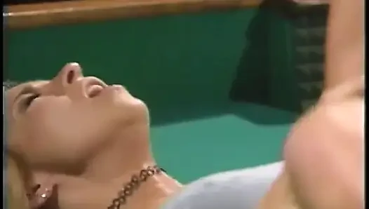 Azgın hatun sıkı sulu amcığı büyük bir direk tarafından derinden sikilirken inliyor