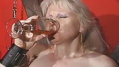 금발의 프랑스 창녀와 변태 BDSM 액션