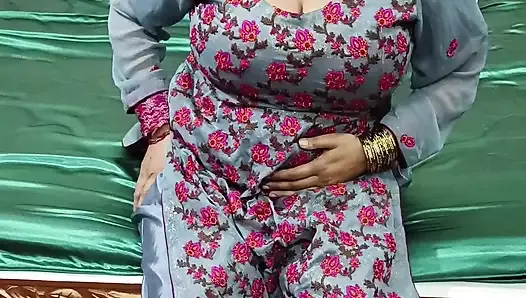 Quente indiana Shilpa Bhabhi pressionando seus peitos grandes e se masturbando por vibrador