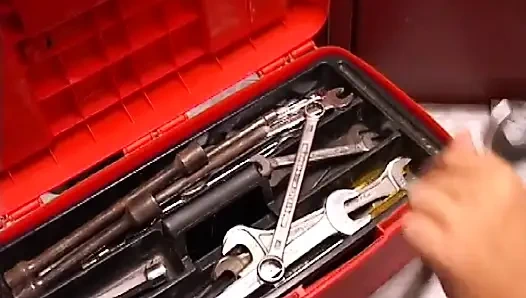 Schwanz reitet dicke bBW milf liebt es, den großen harten schwanz des jüngeren klempners zu reiten