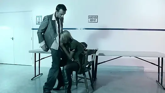 Sexy polizistin inspiziert den schwanz des typen mit ihrem mund