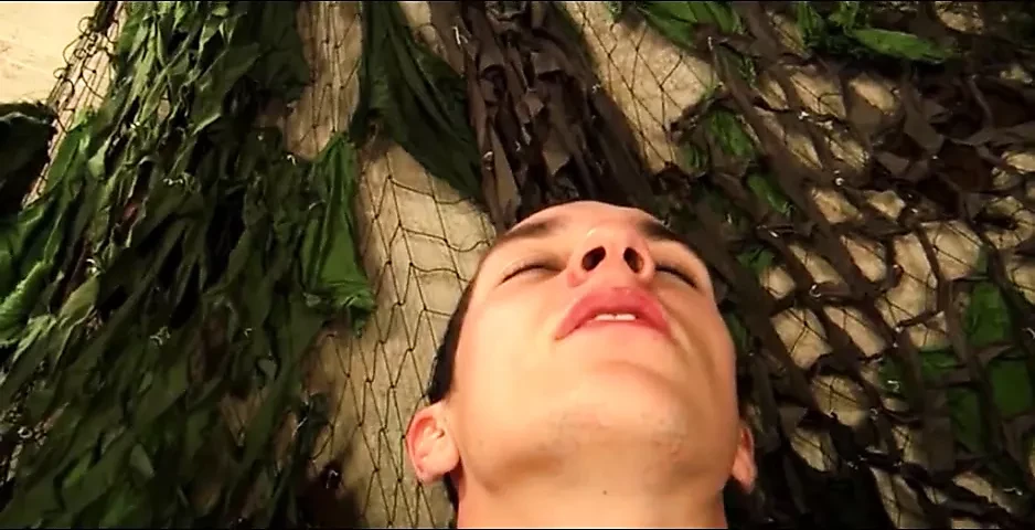 Garoto recebe gozada na cara depois da foda anal