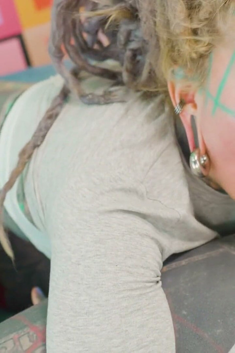 Χαριτωμένο κορίτσι με ψηλά τακούνια ανοίγει την υπέροχη κωλοτρυπίδα της έτοιμη για σκληρό πρωκτικό και χύσιμο - z-filmz
