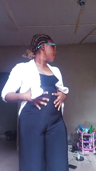 Nigerian girl sqirting on the live stream