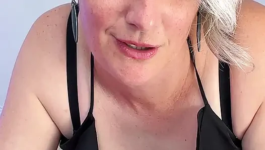 Tante seksi ini ngajarin aku caranya ngentot memekku sampai orgasme berjemur!
