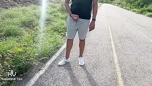 Cowok mesum nunjukin kontolnya di depan umum dan aku nggak bisa menahan diri untuk ngentot di gedung bekas