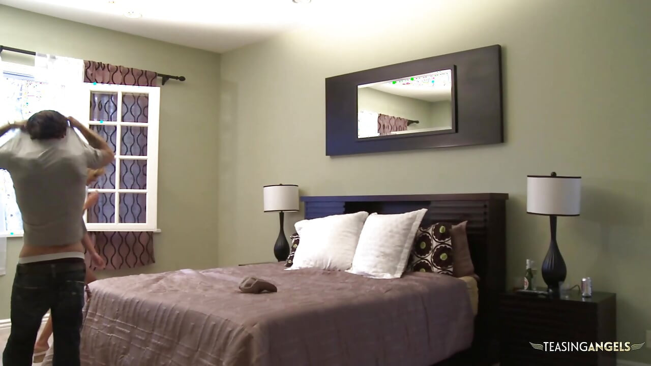 Tatuada linda fica em cima de um cara e cavalga seu poste longo