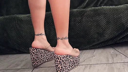 LunaBigBooty shows off her heels and inserts an anal plug