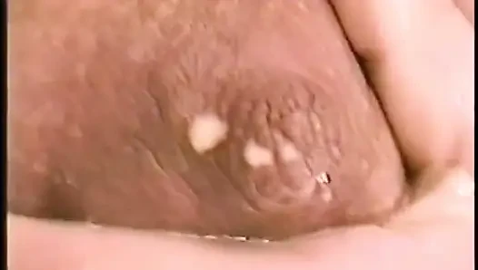 Seksi sürtük erkeklerin yarağının üstüne çıkıyor ve amcığıyla sert ve hızlı sikiyor