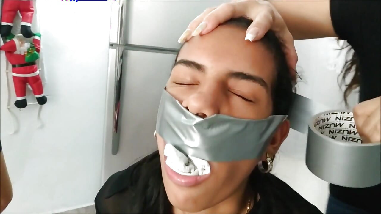 Ces filles stupides ont très envie de se faire bâillonner : s'il vous plaît, bâillon-nous serrés et gros