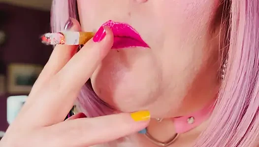 Bir sevgilim akciğerlerini dumanla dolduruyor - Tina Snua mantar sigarası içiyor - snap inhale duman halkaları sürükleniyor omi ome