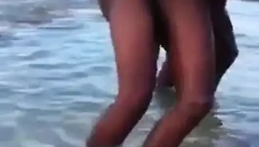 Zwei schwarze Männer haben Sex im Meer