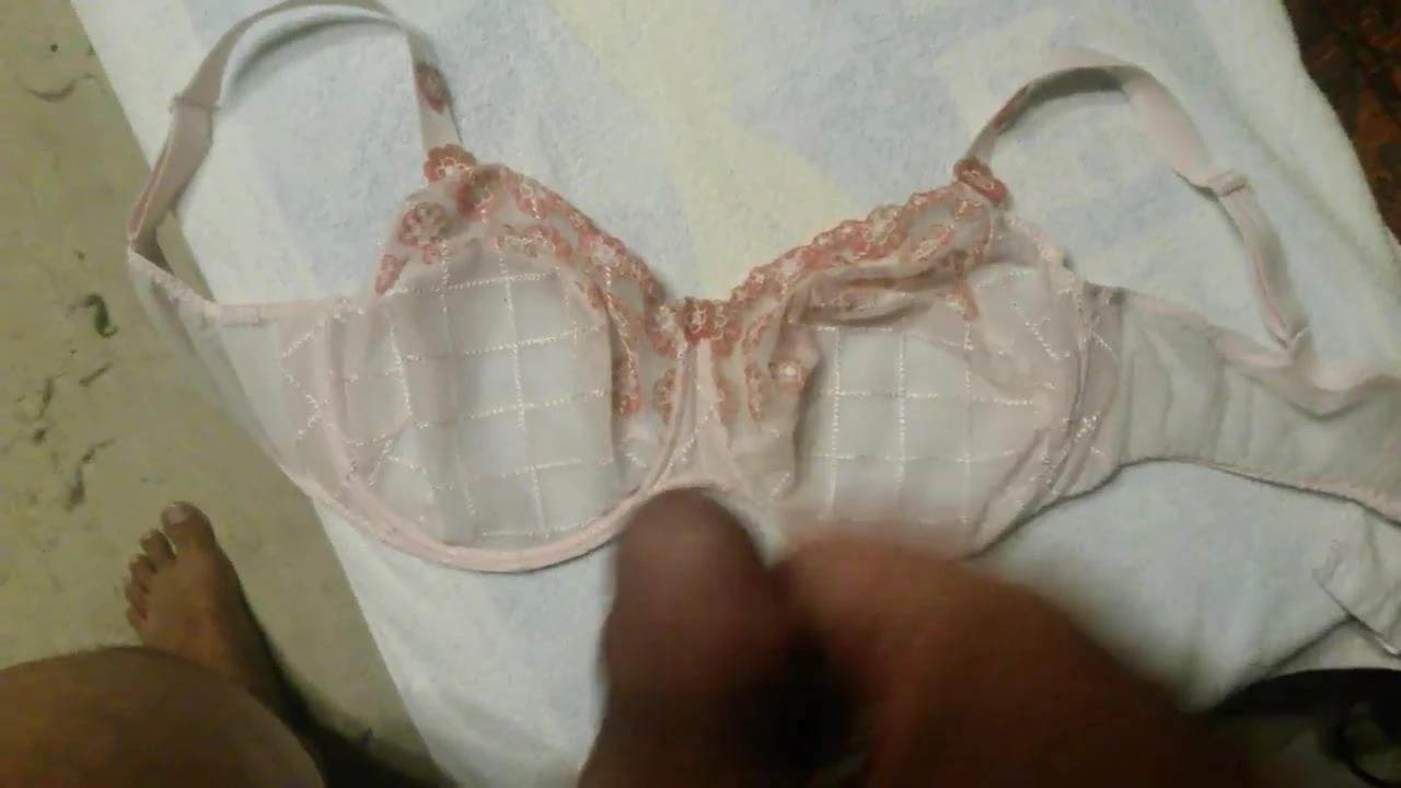 Ueber dem BH meiner Frau abgespritzt