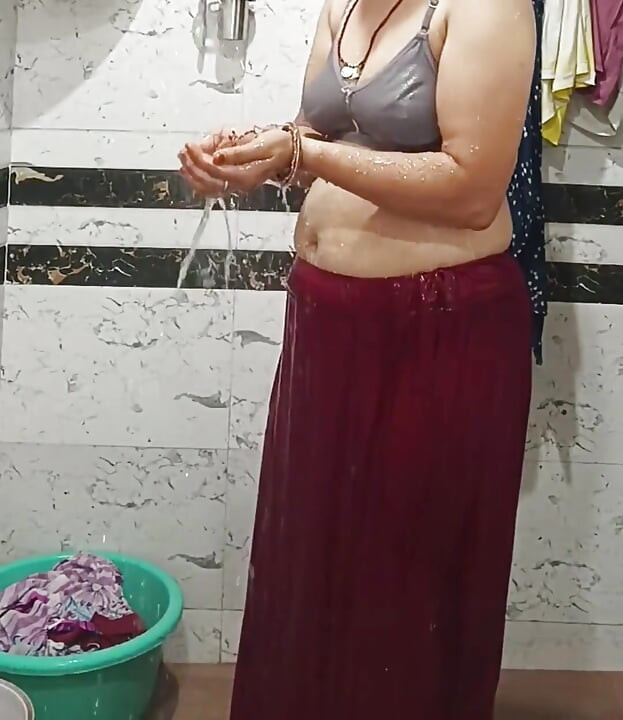 Priya Bhabi - show de banho na bunda grande