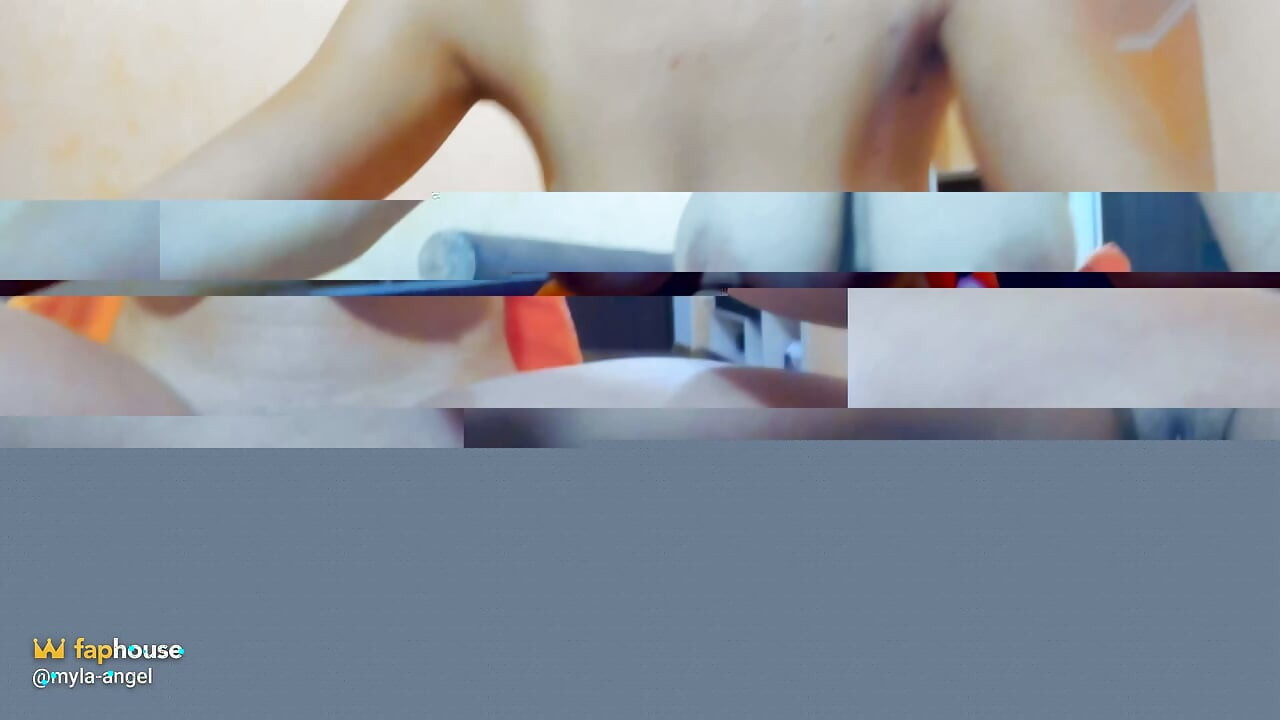 Søt sexhungrig brunette alene hjemme