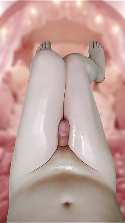 Kaki cantik yang sedap diminyak kulit berkilat lembut sedap peha femboy licin kaki melancap
