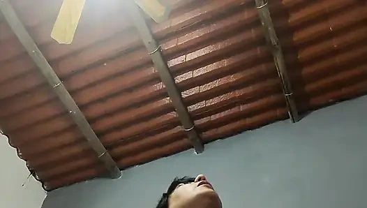 Kami pergi ke pesta dan Riva tidak mengenakan pakaian dalam, dan kami berakhir di salah satu kamar