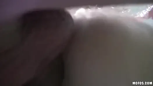 Pickups - si cewek cantik rambut cokelat dengan pantat bahenol lagi asik fingering lubang pantatnya sampai dicrot di dalam di bak mandi sama steve q