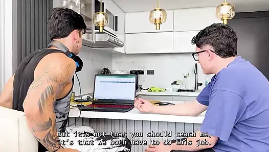 Ich Ficke Die Große Stiefmutter Meines Besten Freundes, Während Er Videospiele Spielt - Naty Slim