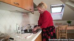 Zwei Arbeiter teilen sich eine sehr alte Großmutter