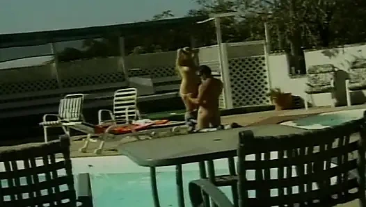 Havuz başında ateşli sarışın bebek için yüze boşalma