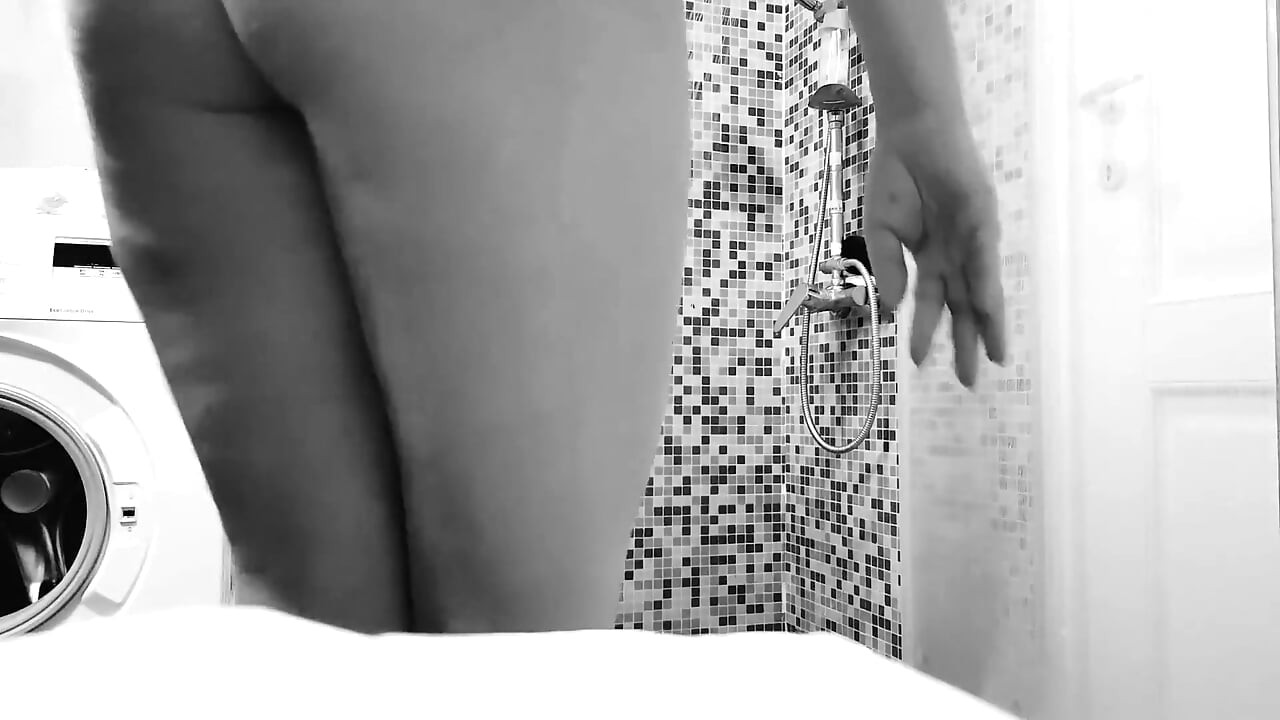 Teen Is Filmed How She Shave Pussy and Do Shower, Free Katherinesquirt22frer