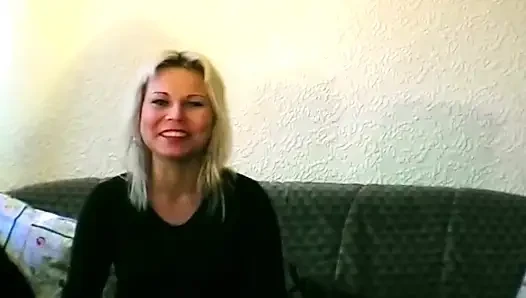 Sarışın yarak emiyor ve sonra ıslak amını parmaklıyor