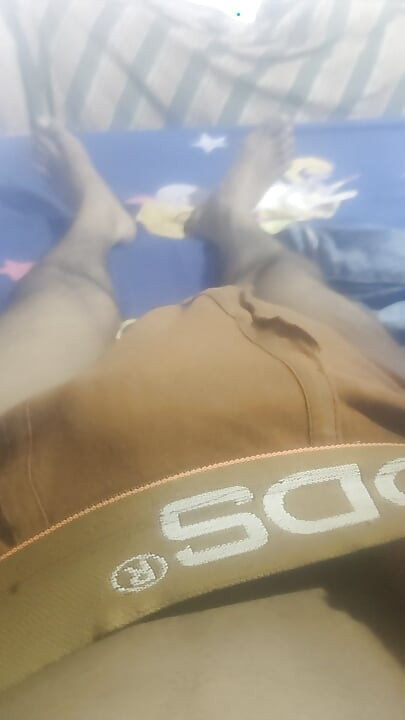 继妹手里拿着我的并摇晃它
